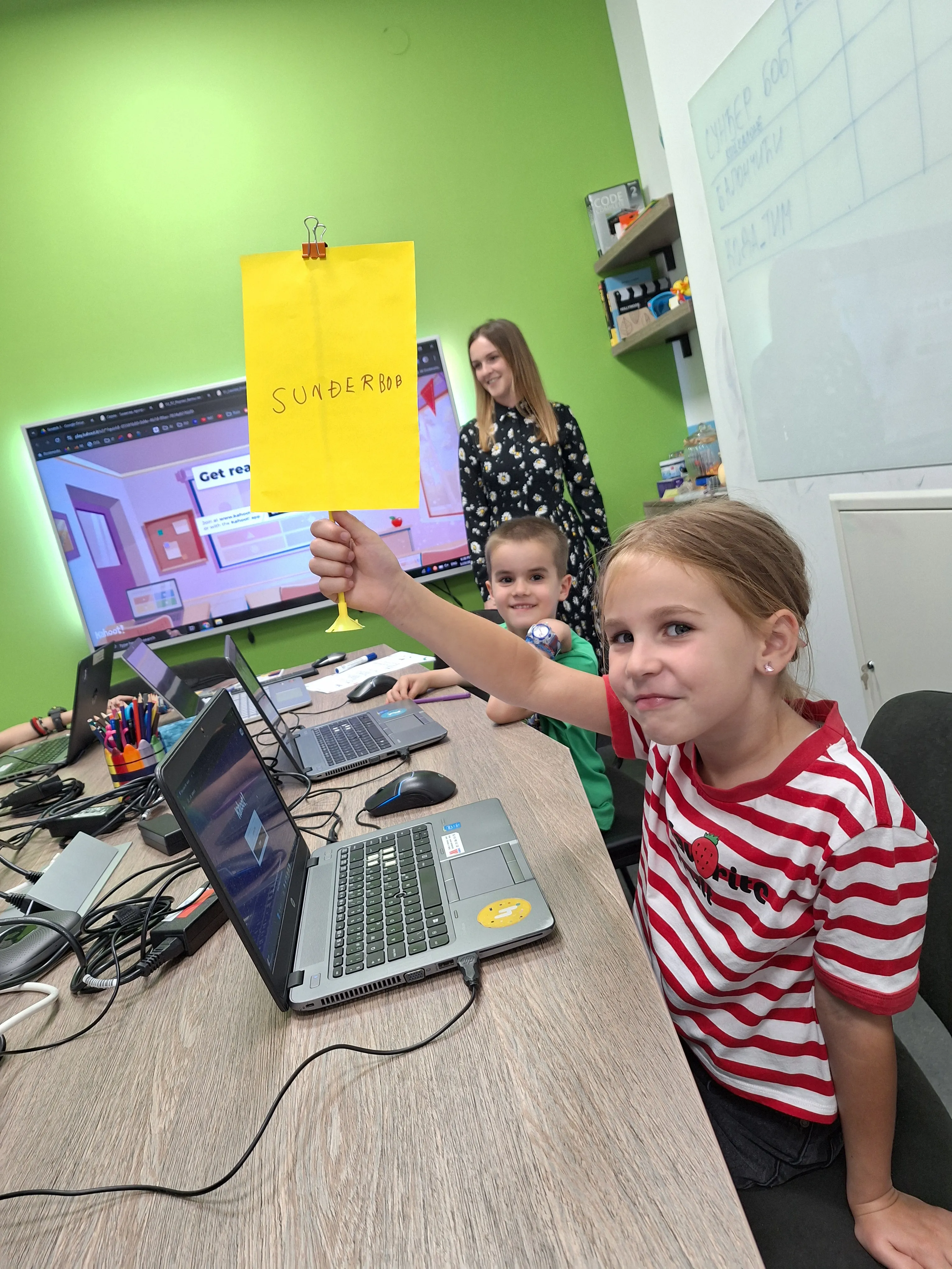 Predavač objašnjava djetetu nove koncepte