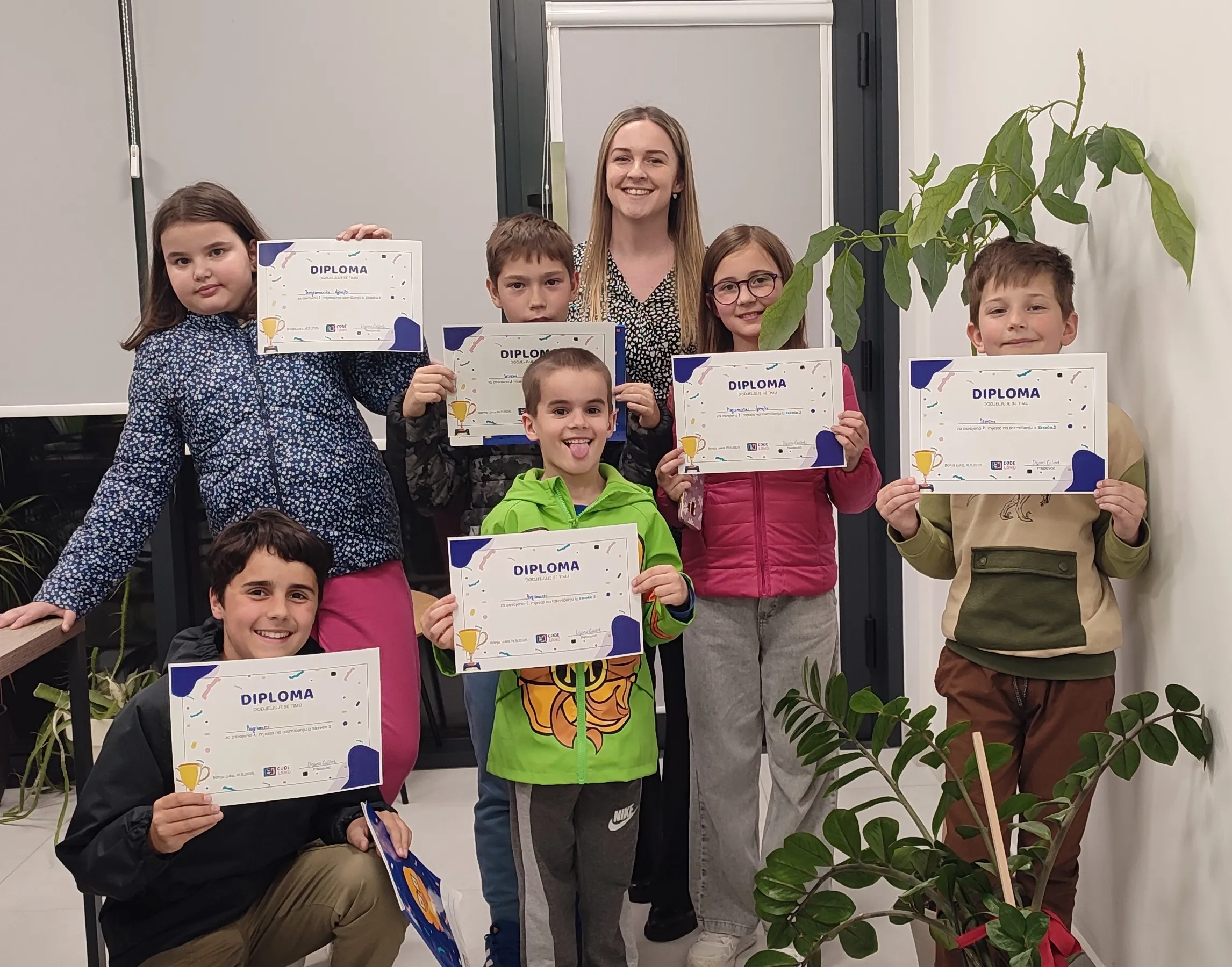 Djeca ponosno drže diplome nakon završenog takmičenja u programiranju za djecu