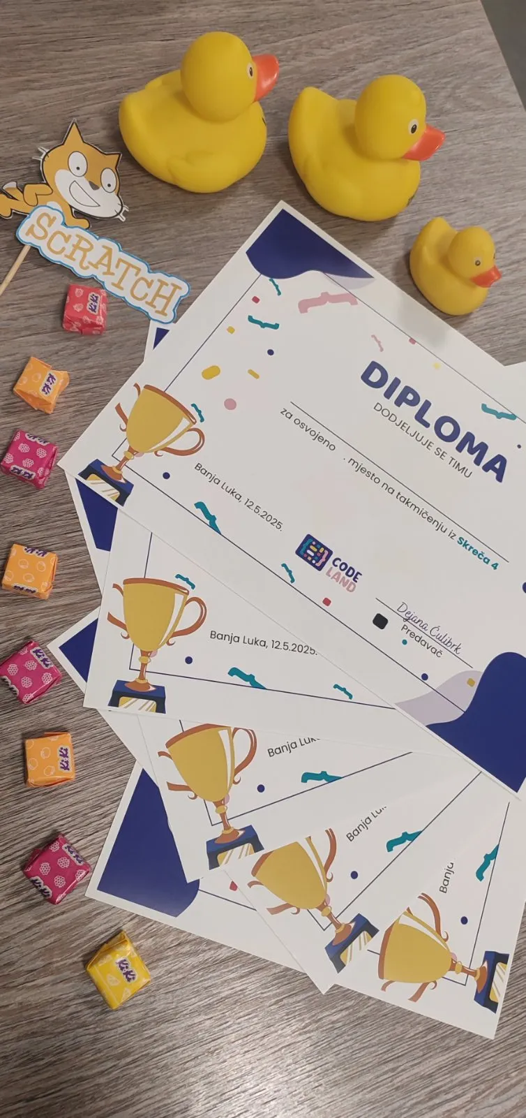 Diploma sa takmičenja u programiranju uz bombone i žutu gumenu patkicu kao simbolične nagrade