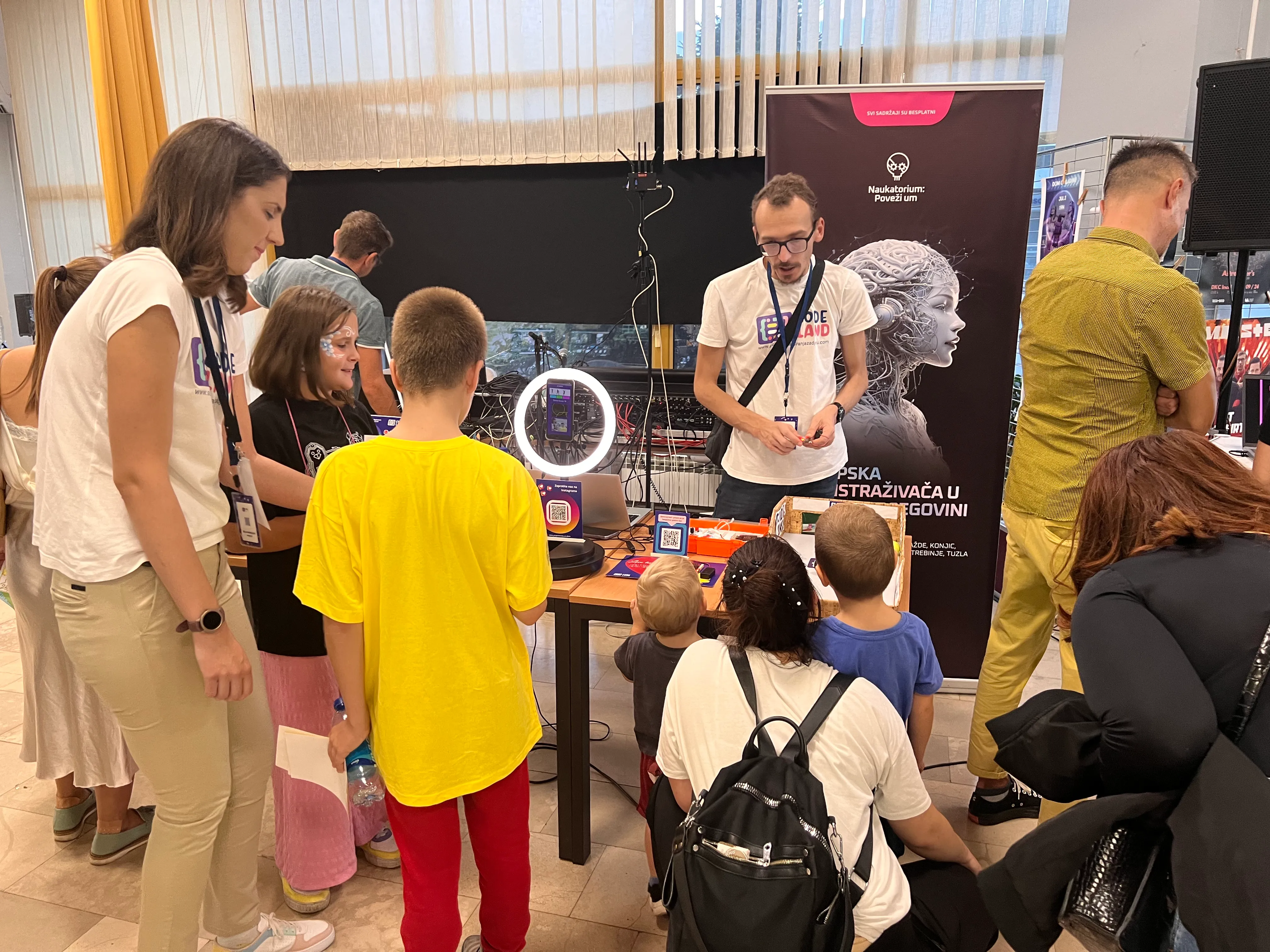 Noc Istrazivaca Teachers Presenting Kids 2