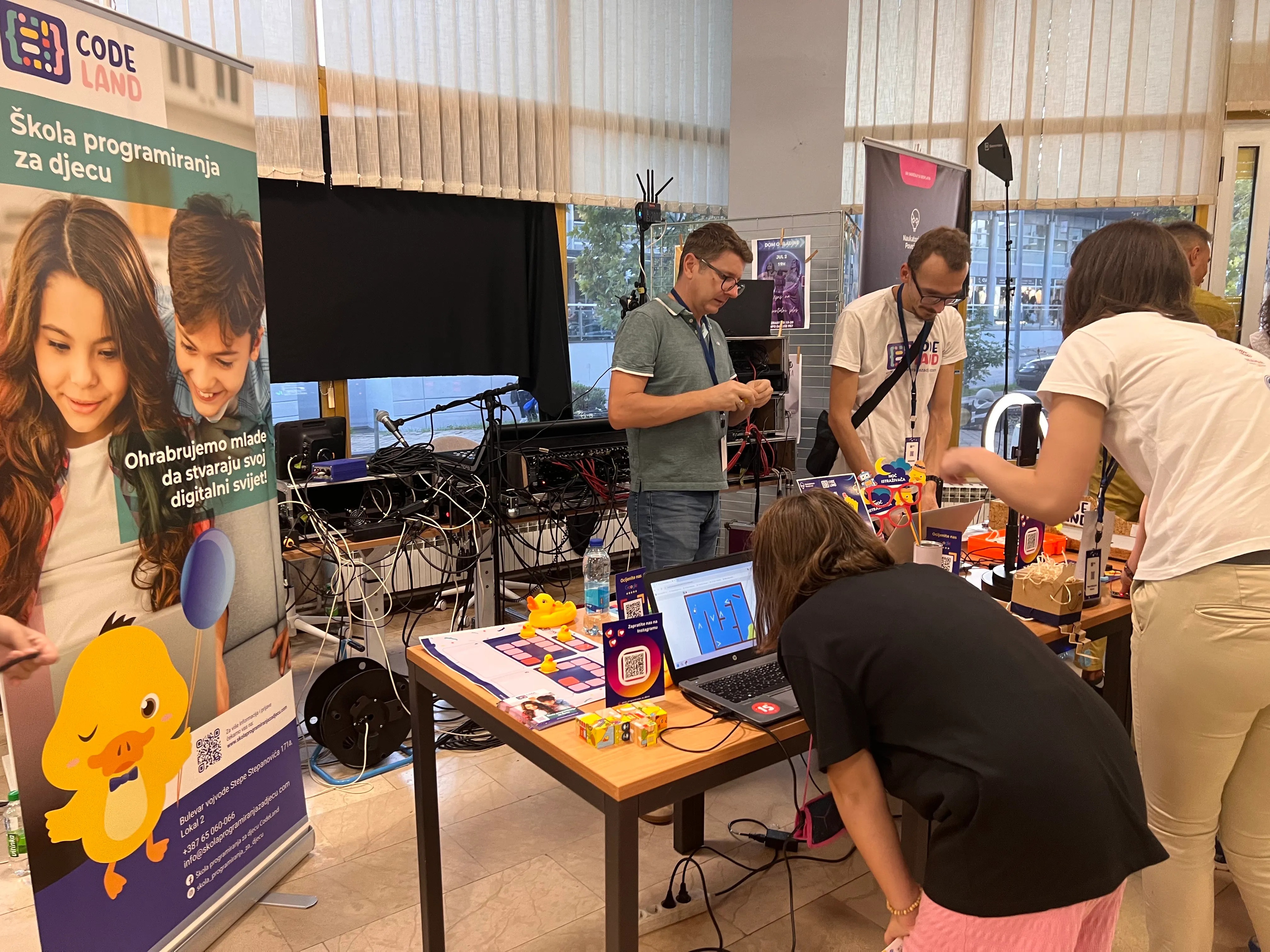 Noc Istrazivaca Teachers Presenting Kids